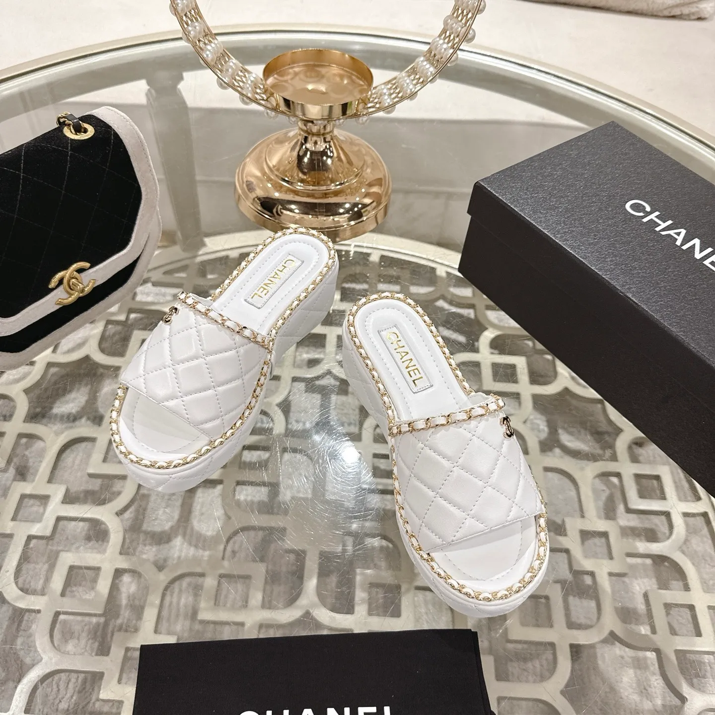 👟👟Ex-factory price 600👟👟 𝐂𝐇𝐀𝐍𝐄𝐋 | Xiaoxiang 25𝐬𝐬 🦋2025 Spring and Summer New Products Counter Classic Xiaoxiang Double C Diamond Chain Slippers Series New〰 🍬 The absolute best in the BS fashion circle. Matching will perform meticulously Minimalist, classic elements that will never fade away 💋 Show unique dressing style, too beautiful to say anything. A must-have for summer... Upper: Original high-customized lambskin Lining: Imported mixed sheepskin lining Outsole: Original molded non-slip outsole Shoe size: 35-39 (34.40.41.42 customization is not returnable)